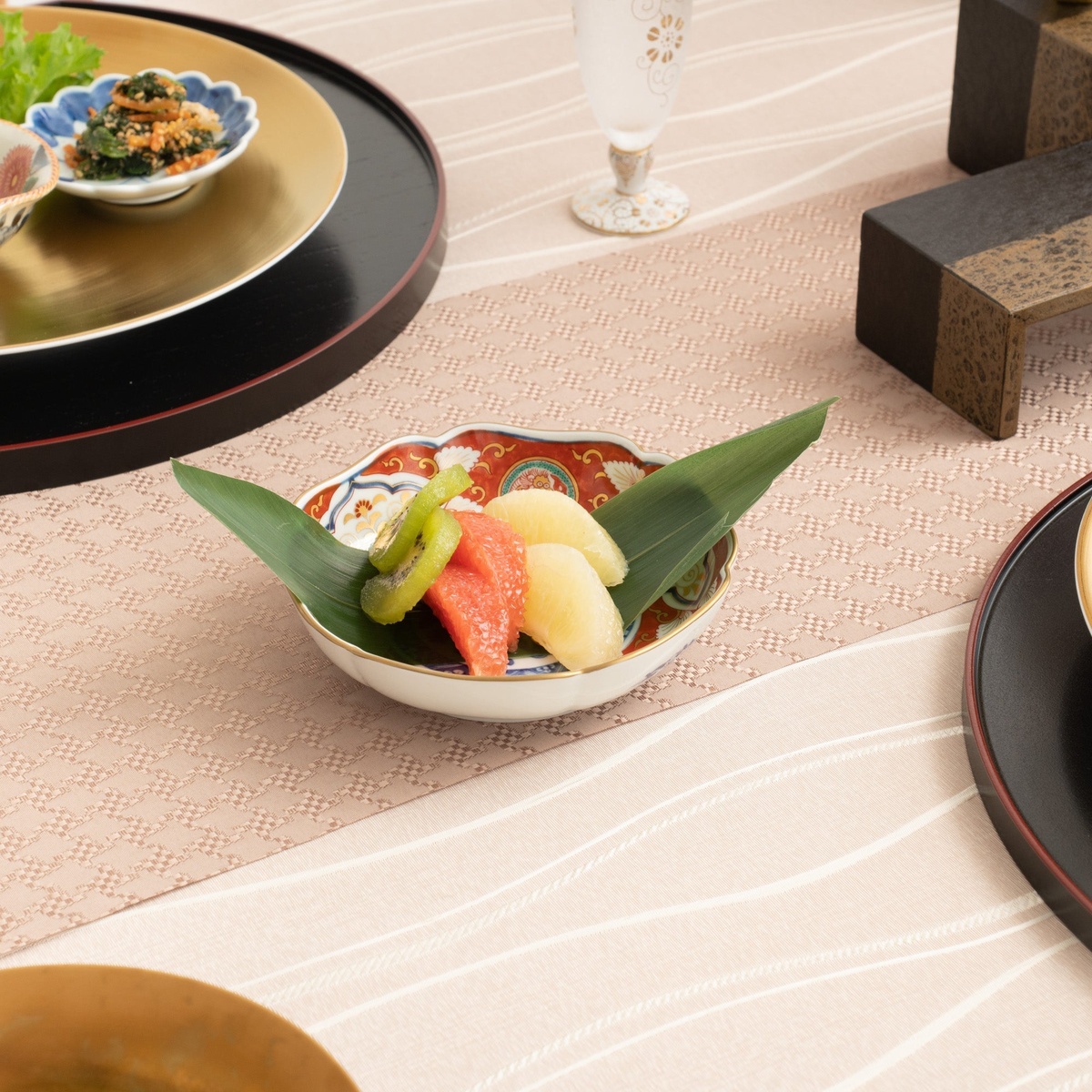 in einer alten schön bemalten Schüssel gibt es Obststücke