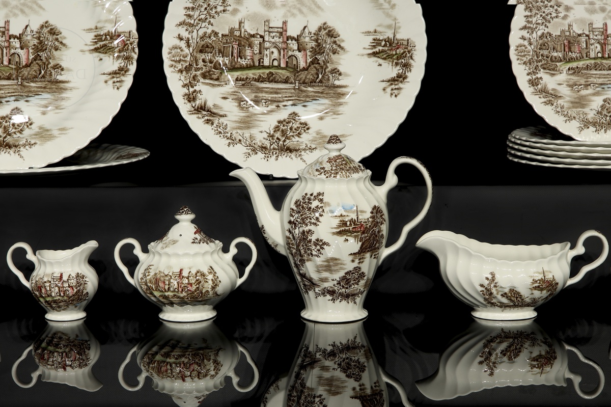 altes Geschirr Deko - Kannen Zuckerdose und Wandteller aus Porzellan