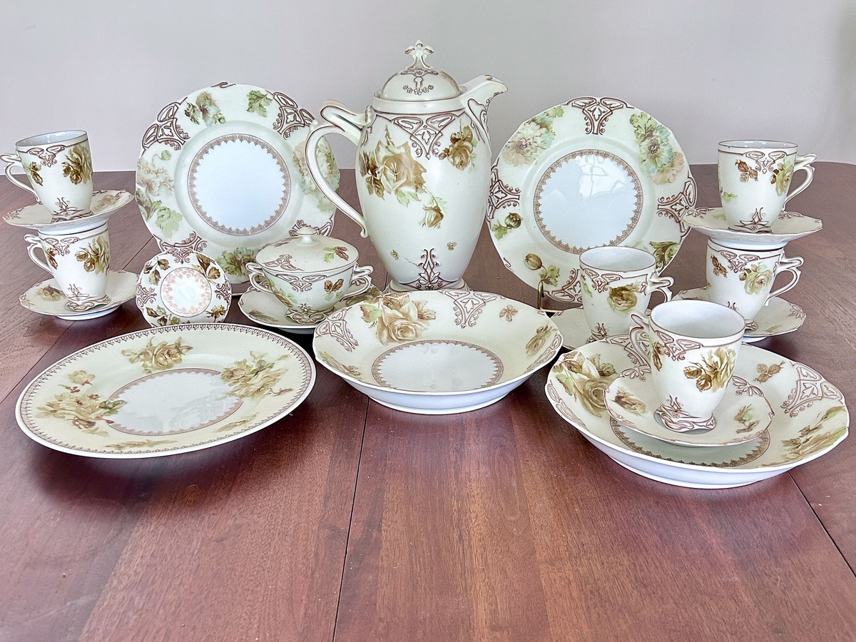 schönes Kaffeeservice und Teller aus hochwertigem Porzellan 