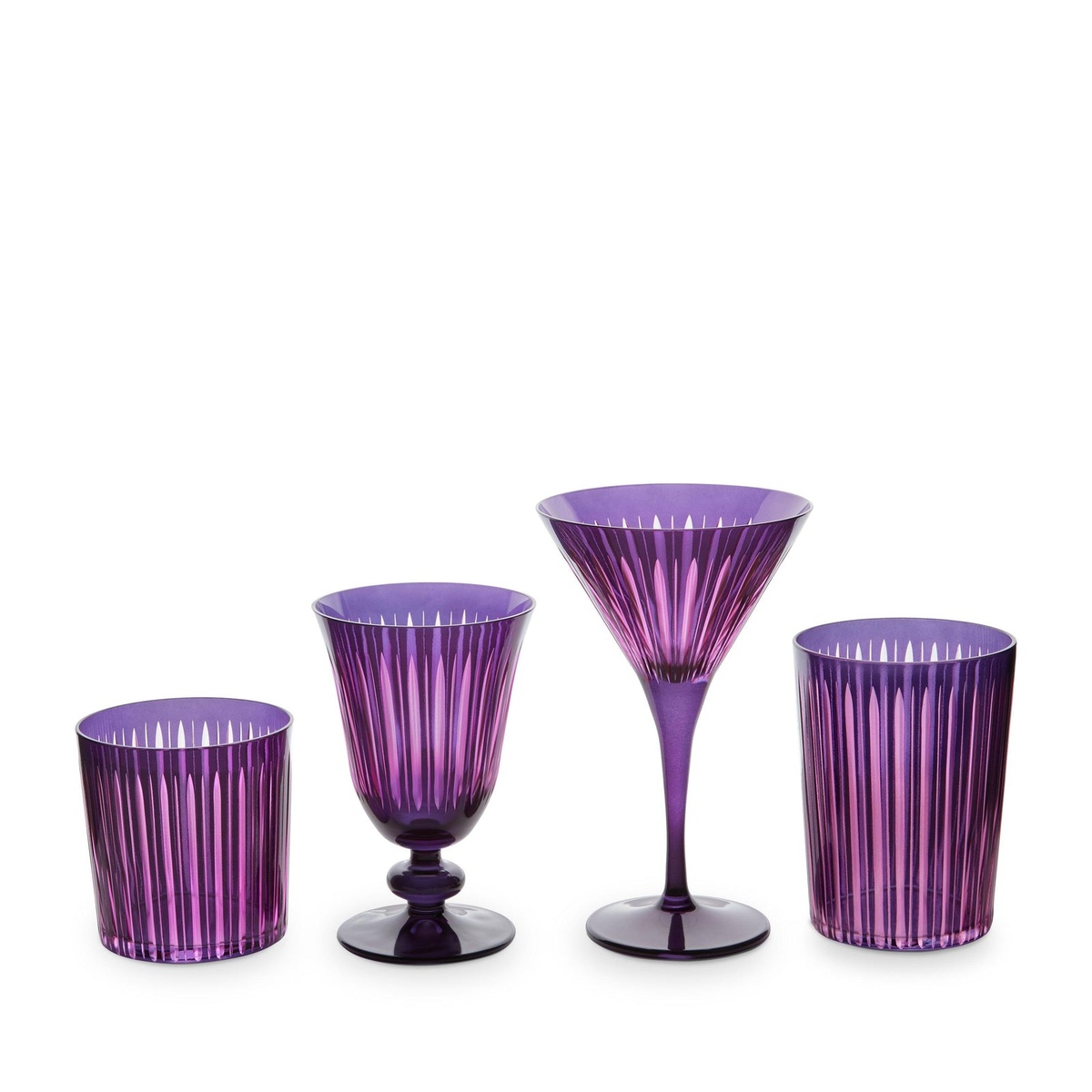 alte Gläser in unterschiedlicher Form in lila 