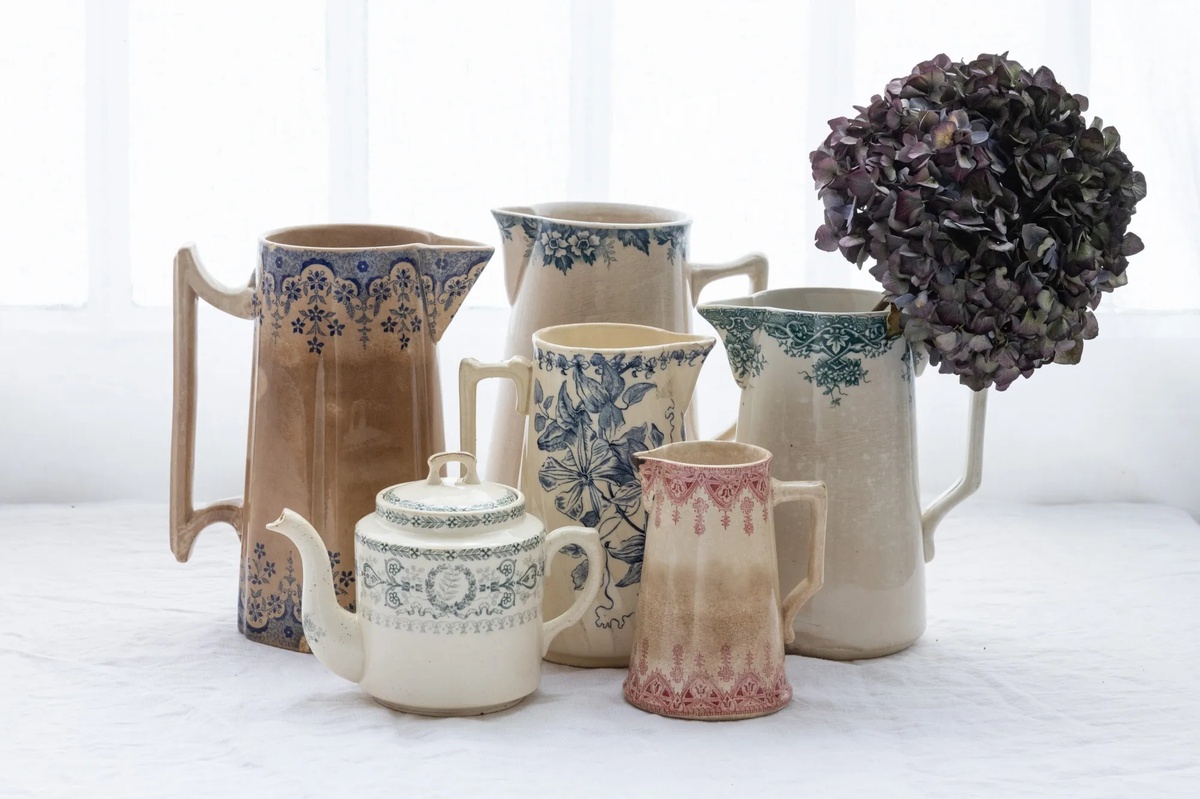 Retro bemalte Kannen unterschiedlicher Form 