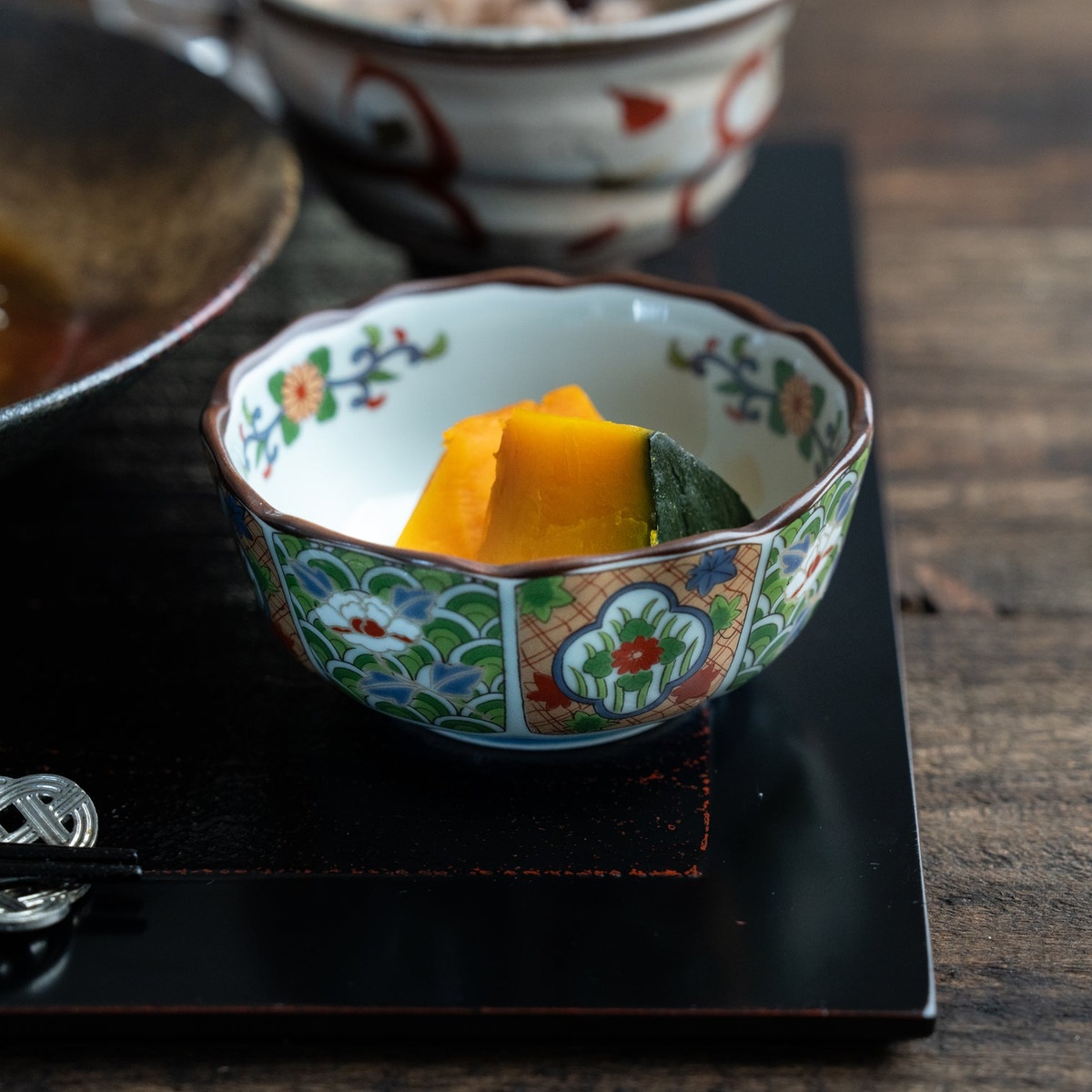 schön bemalte Schüssel wird für Desserts verwendet