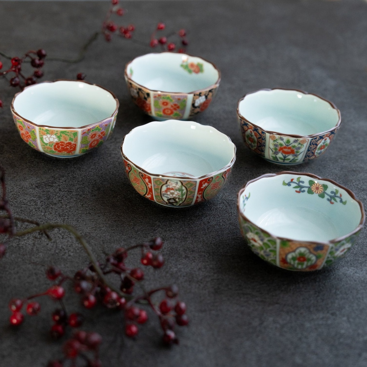 altes Geschirr Deko -fünf balte Schüsseln als Deko verwenden