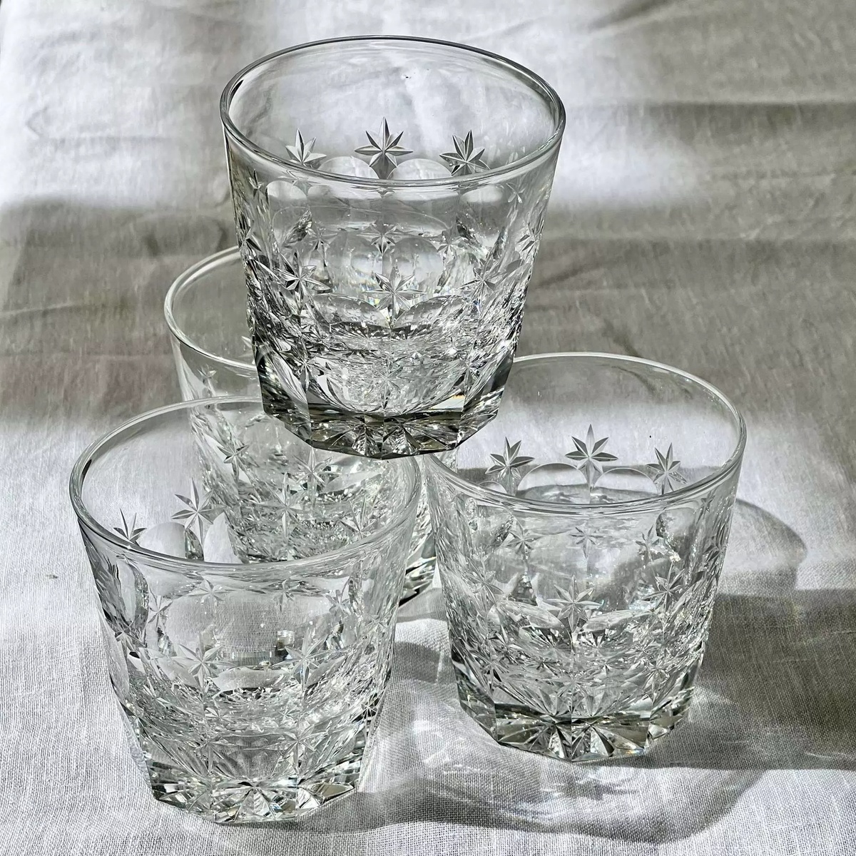 vier schöne Whiskey Gläser in Retro Stil 