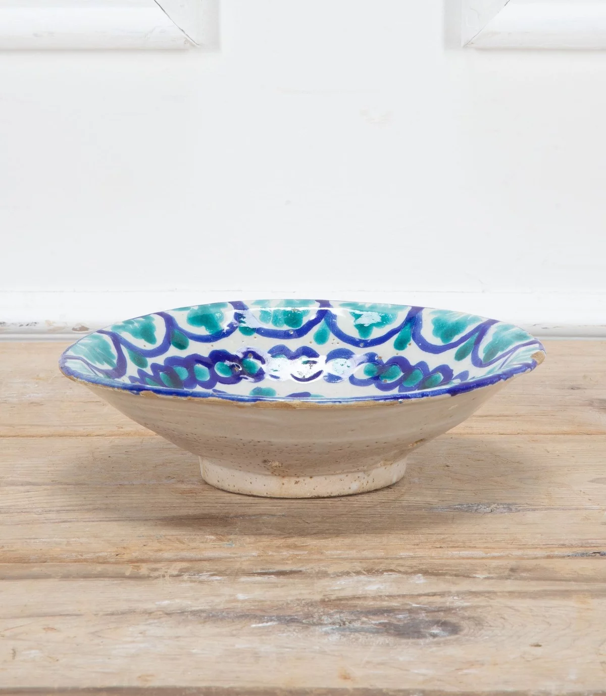 eine Keramikschüssel in Blau und Grün bemalt - tolle DIY Idee für Keramikschüsseln bemalen 