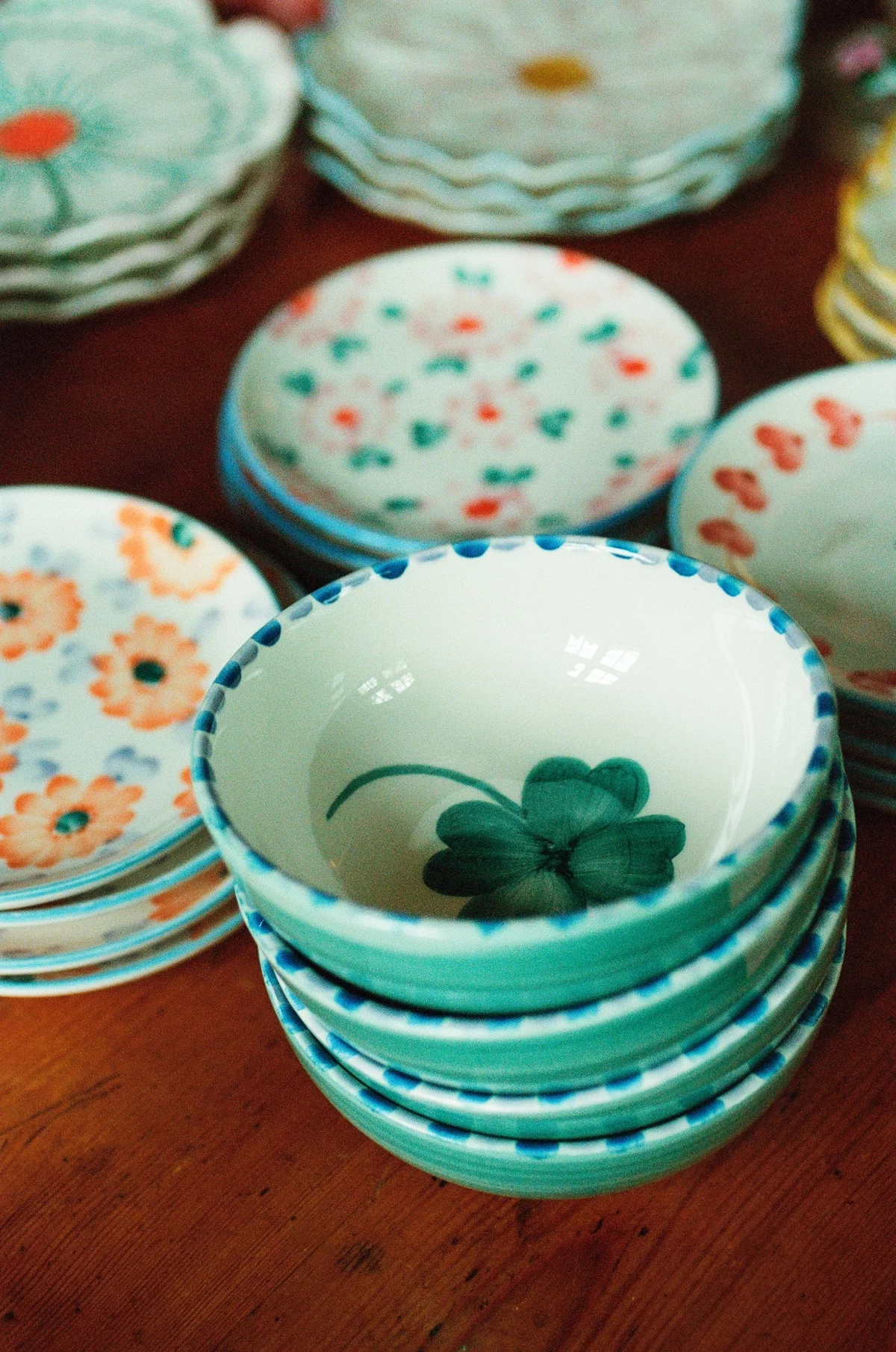 Keramikschüsseln bemalen in zarten Farben und mit floralen Mustern 