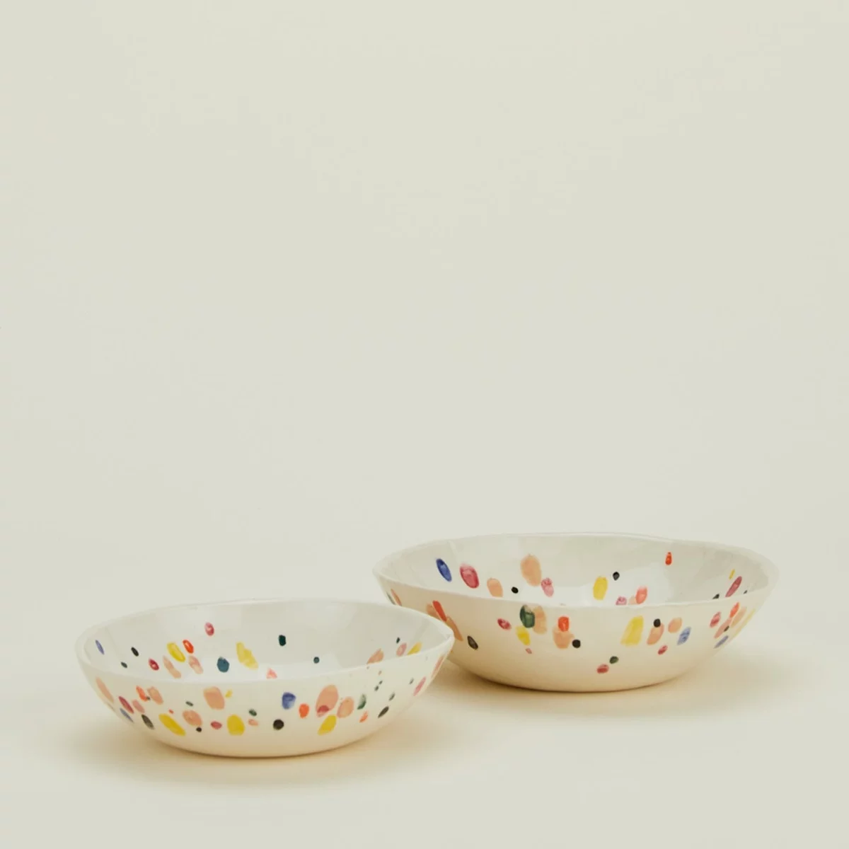 Ideen für Keramikschüsseln bemalen - zarte Punkte darauf malen