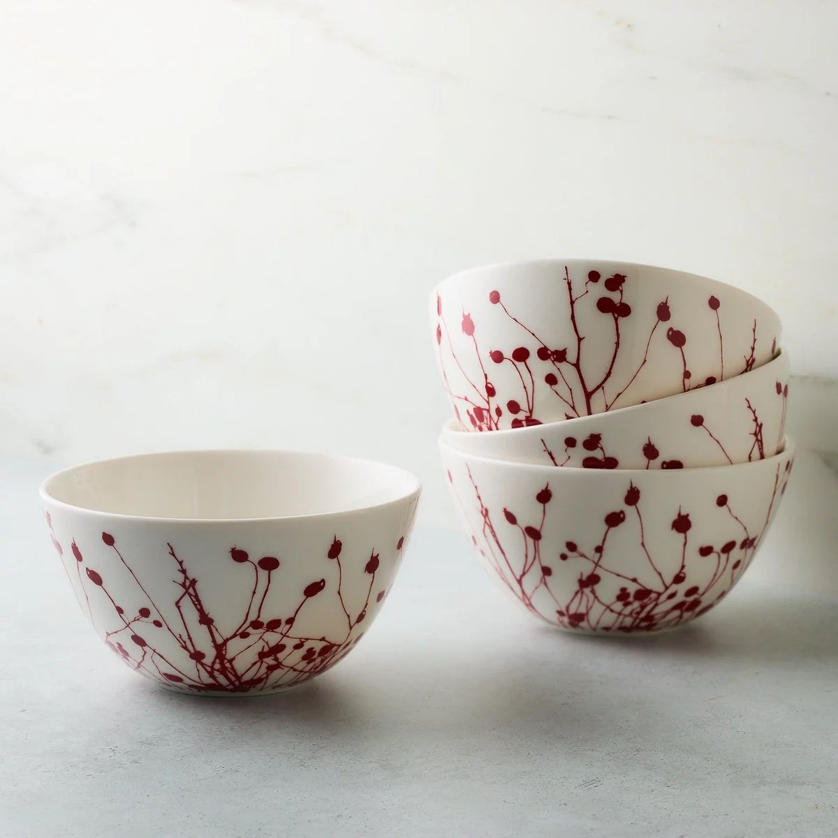 vier schöne Keramikschüsseln mit zarten Blumenmotiven in Dunkelrot 