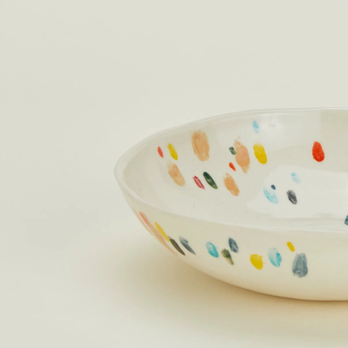 abstraktes Muster in zarten Farben - Keramikschüsseln bemalen 