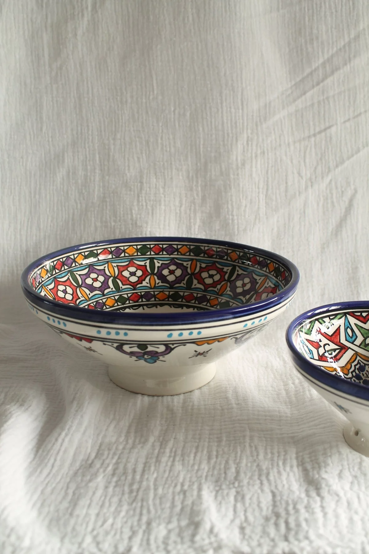 Keramikschüsseln bemalen in fröhlichen Farben - ein Hingucker 