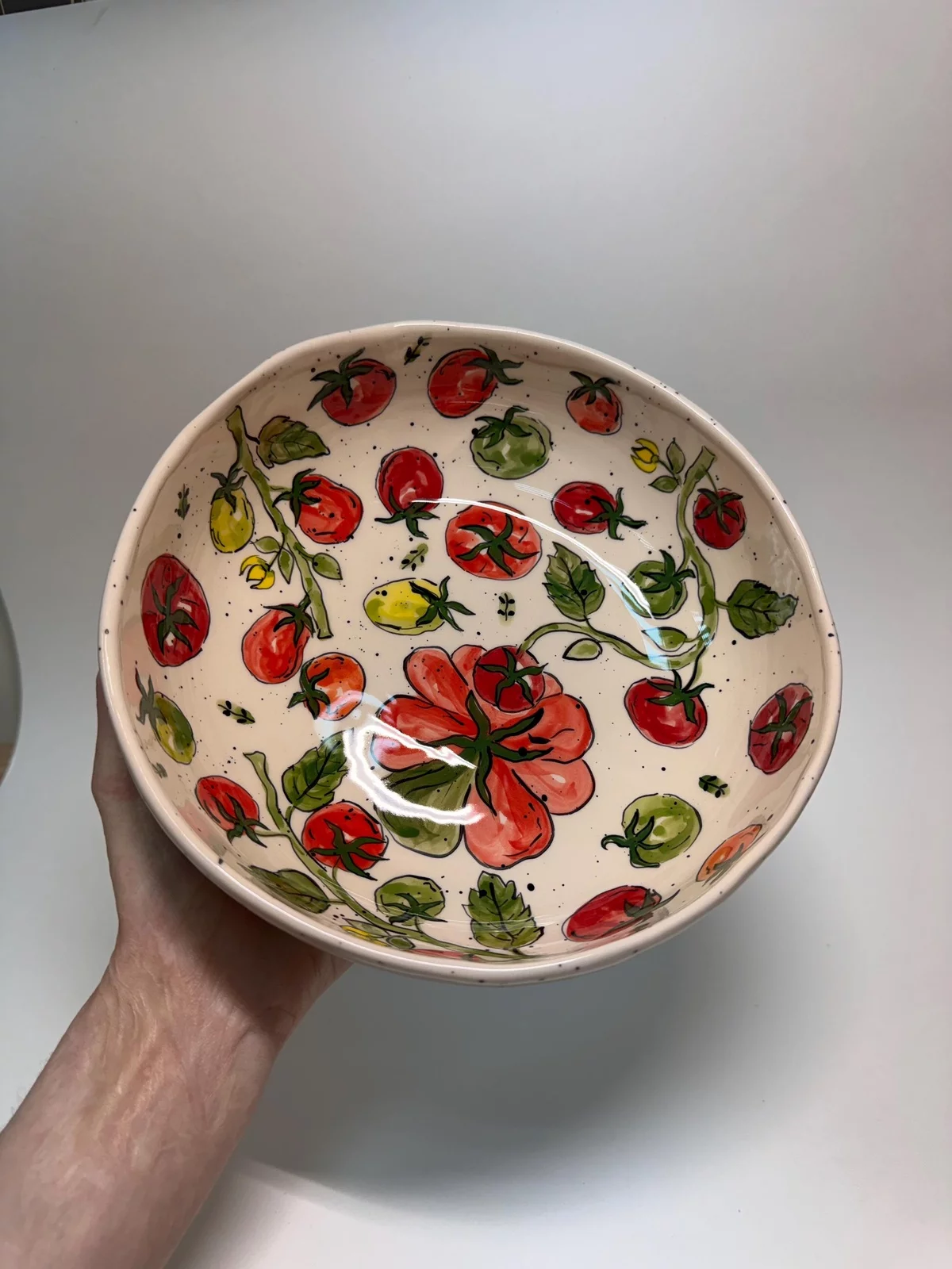 Keramikschüssel in Rot und Grün bemalt - Blumen, Obst-und Gemüse Muster