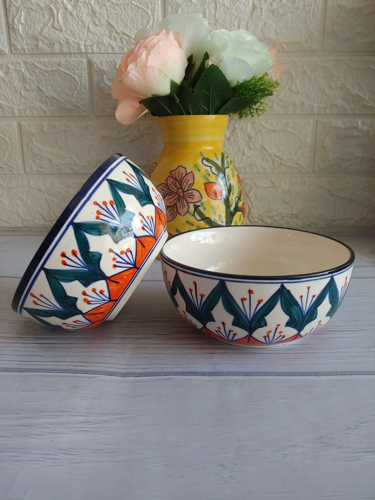 fröhliche Farben benutzen bei Keramikschüsseln bemalen 