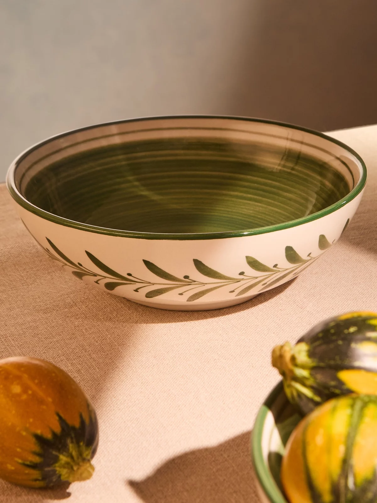 Keramikschüsseln bemalen in zartem Grün und mit Muster dünne Blätter 