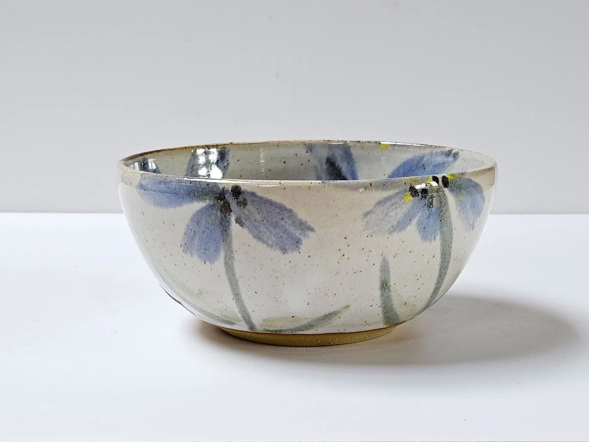 eine graue Schüssel mit abstraktem Blumenmotiv in Blau - Keramikschüsseln bemalen 