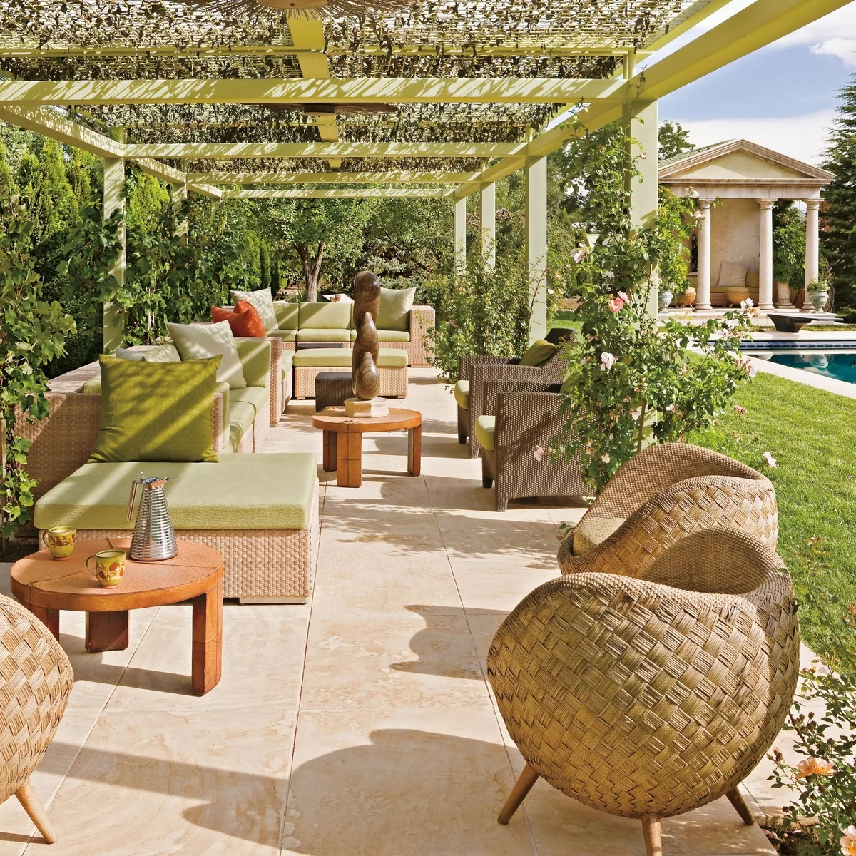 weite Gartenlaube Terrasse mit Outdoor- Sitzmöbeln eingerichtet 