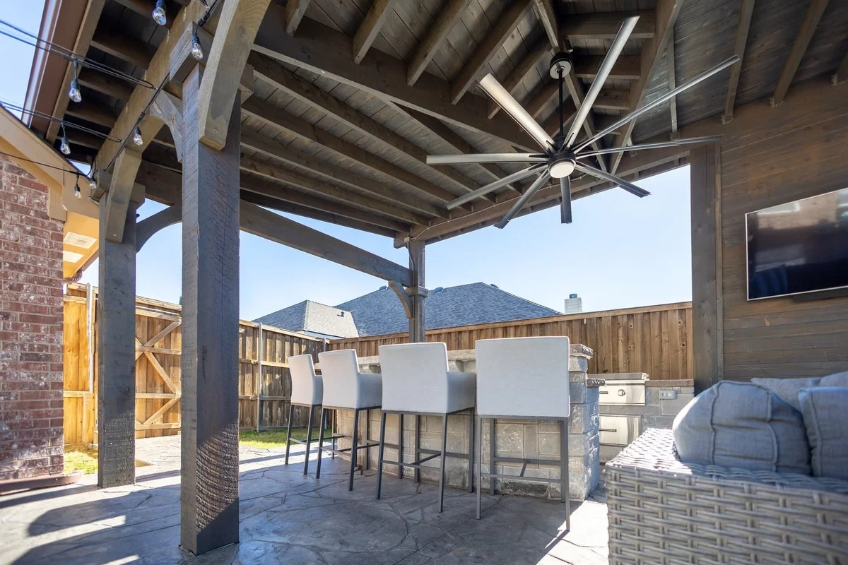 große Gartenlaube am Haus montiert mit Essecke und Relax-Zone