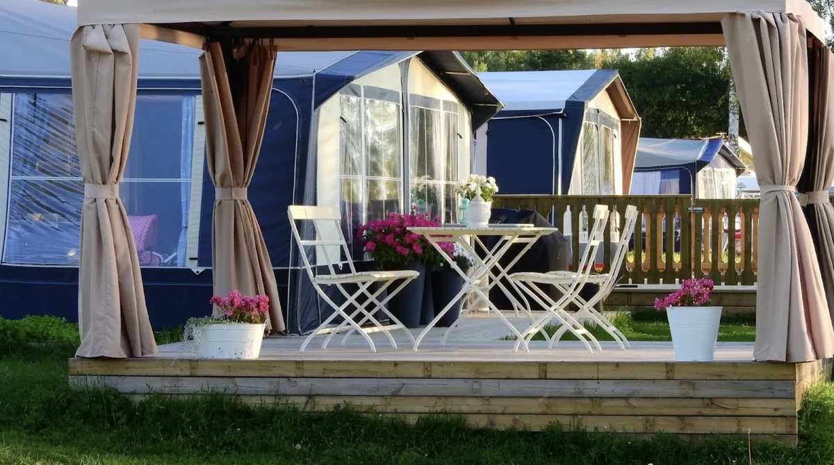 Gartenlauben Terrassen - ein Beispiel mit Kaffeetisch und zwei Stühlen unter dem Dach 