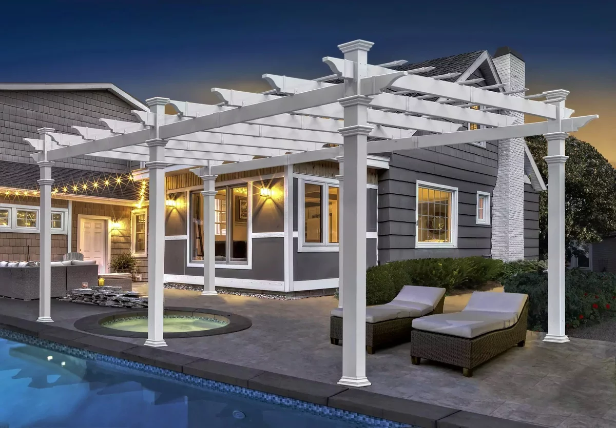 Gartenlaube am Pool aus Holz in Weiß gestrichen 