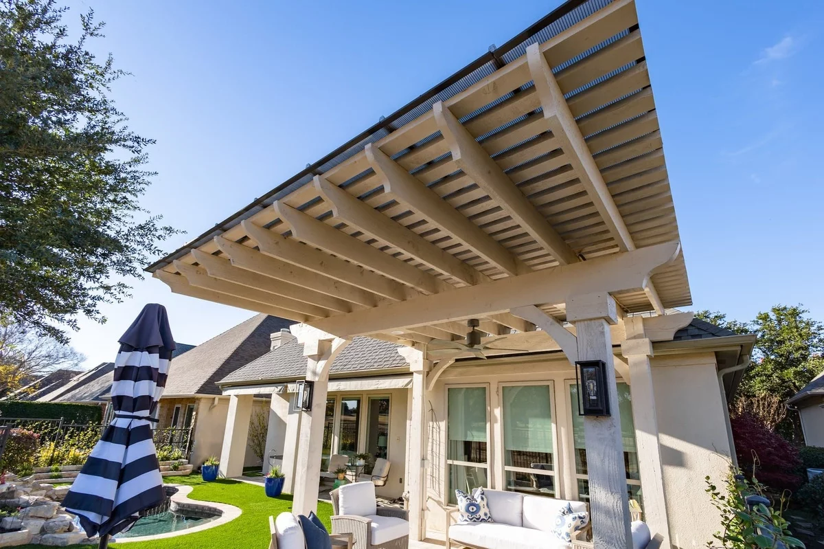 Gartenlaube mit breitem Dach aus Holz - Gartenlauben Terrassen 