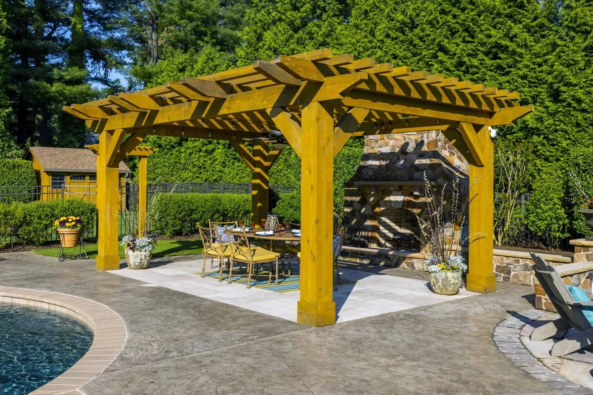 Gartenlaube aus Holz in Senfgrün gestrichen 