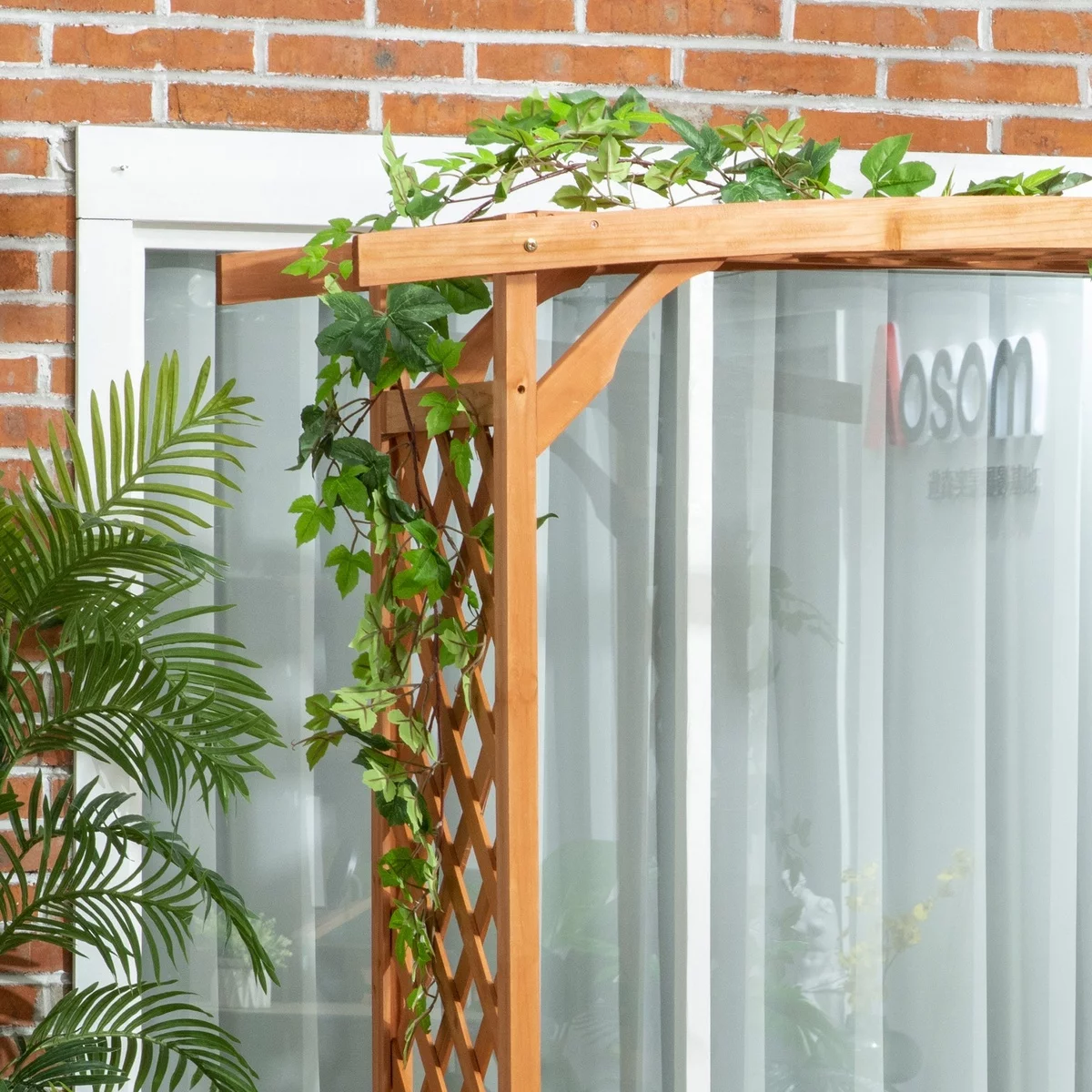 Gartenlaube am Haus mit Begrünung 