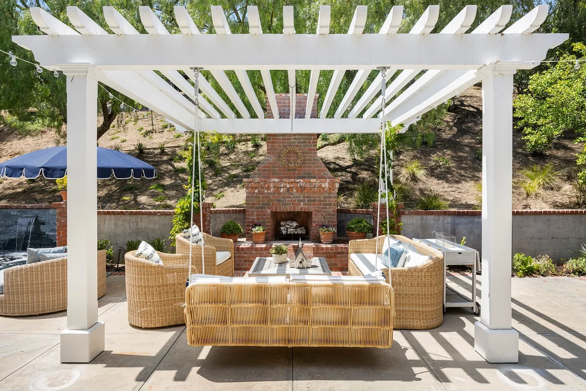 große Gartenlaube aus Holz mit Kamin und Relax-Zone 