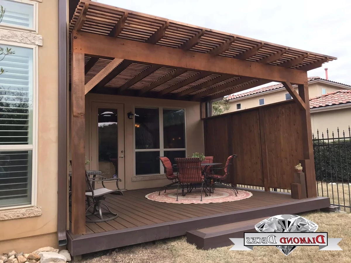 Gartenlaube aus Holz angebaut am Haus 6