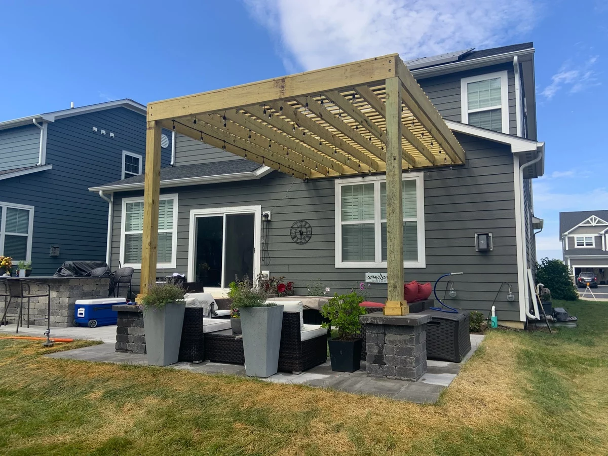 Gartenlauben Terrassen im rustikalen Stil mit bequemen Outdoor-Möbeln 