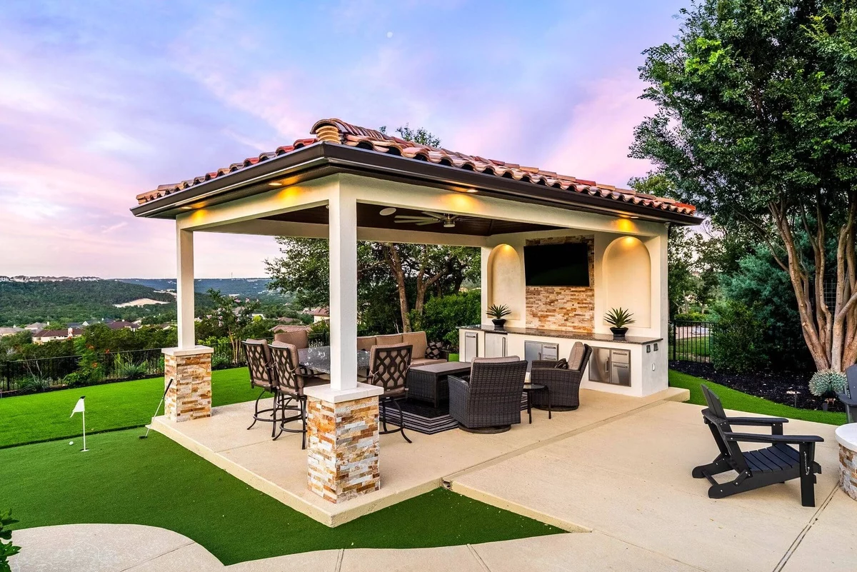 schöne Sitzecke auf der Terrasse gestaltet und unter Dach 
