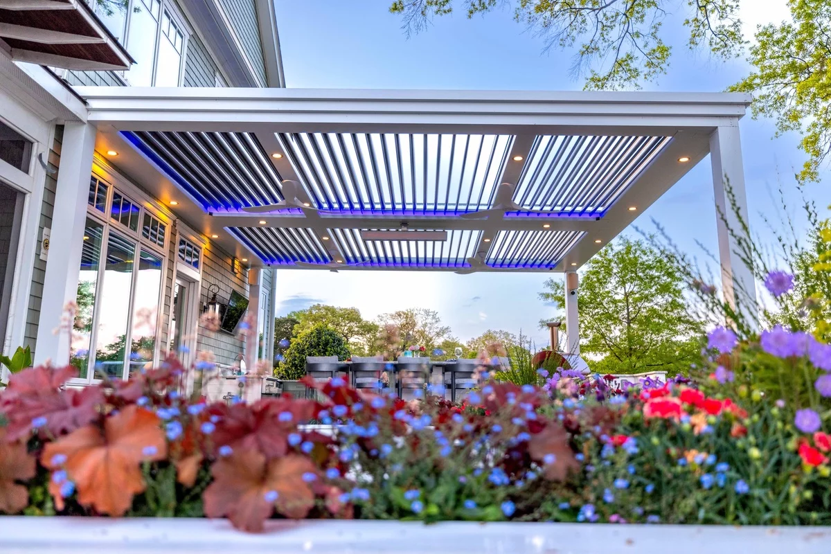 Gartenlaube mit vielen Blumen in Kästen dekoriert