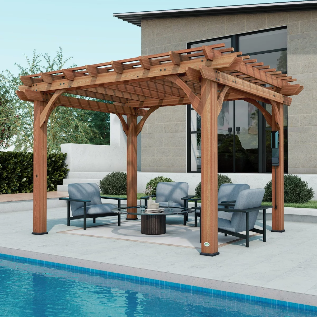 moderne Gartenlaube aus Holz direkt am Pool platziert