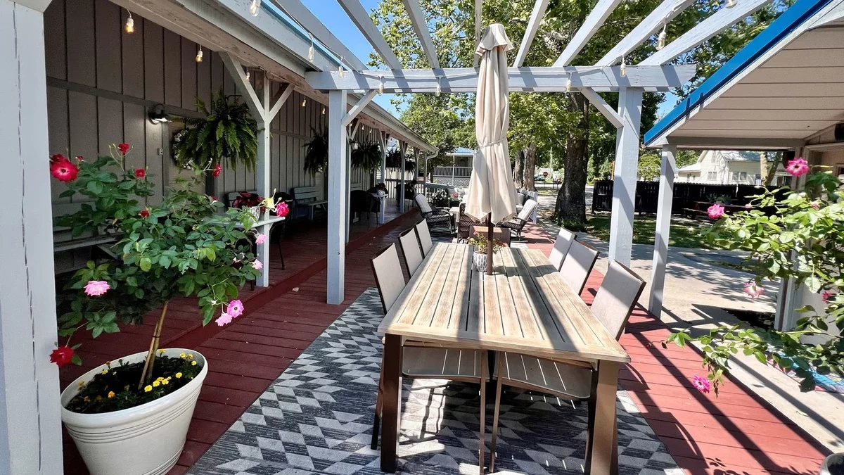 Gartenlauben Terrassen - Essecke auf der Terrassen - Topfpflanzen 