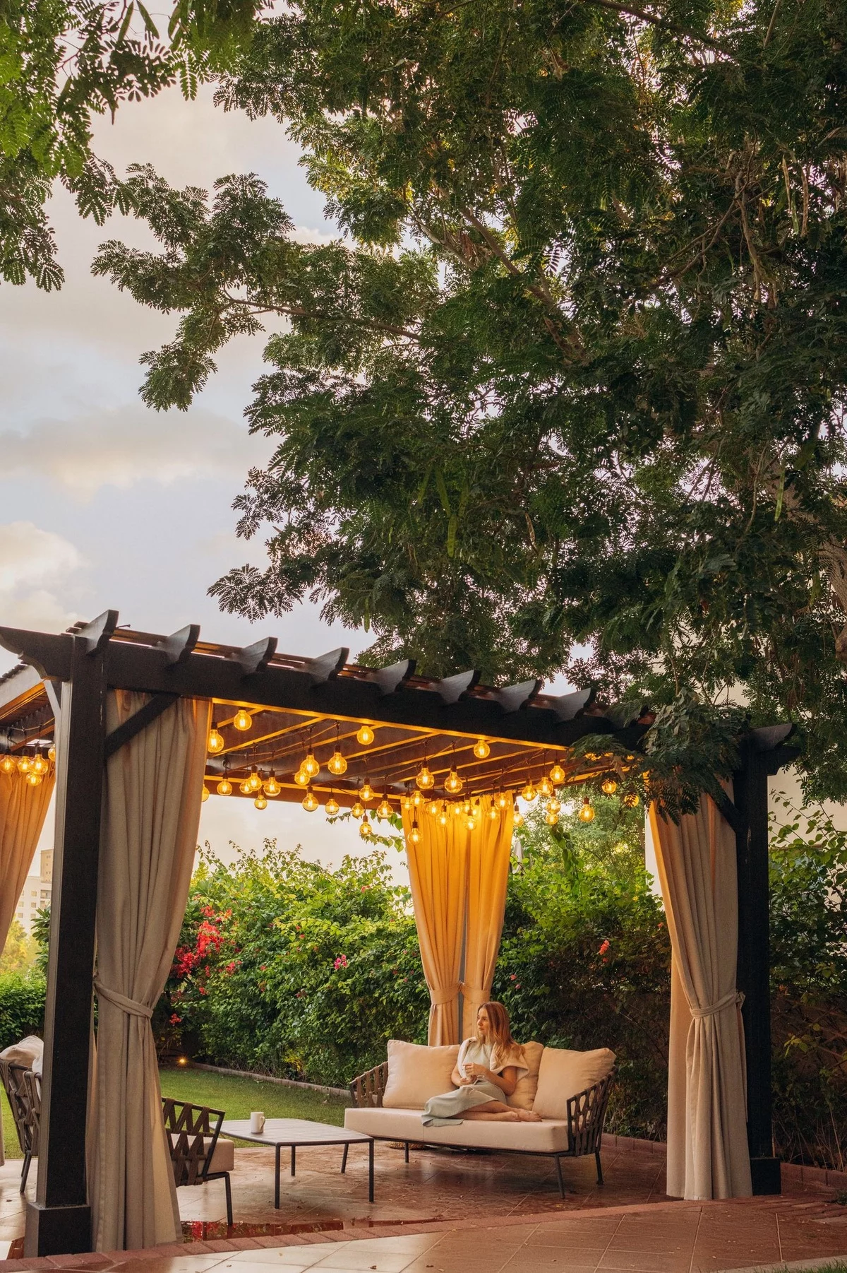 schön beleuchtete Sitzecke im Garten - Gartenlauben Terrassen 