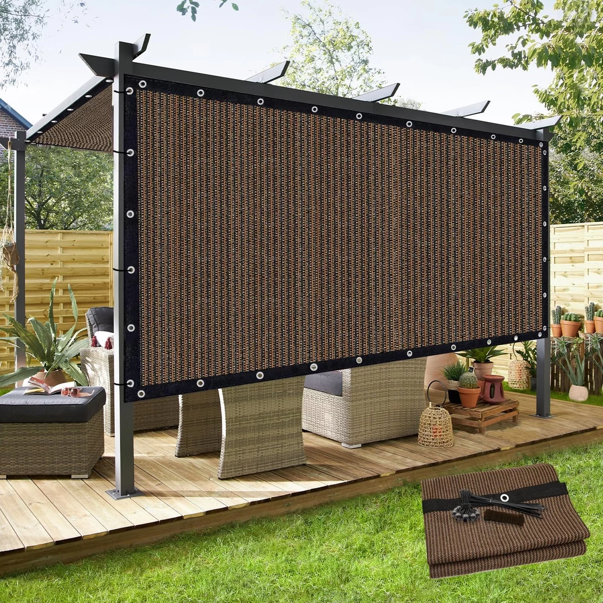 Mit einem Paravent kann man Sicht- und Sonnenschutz im Garten haben