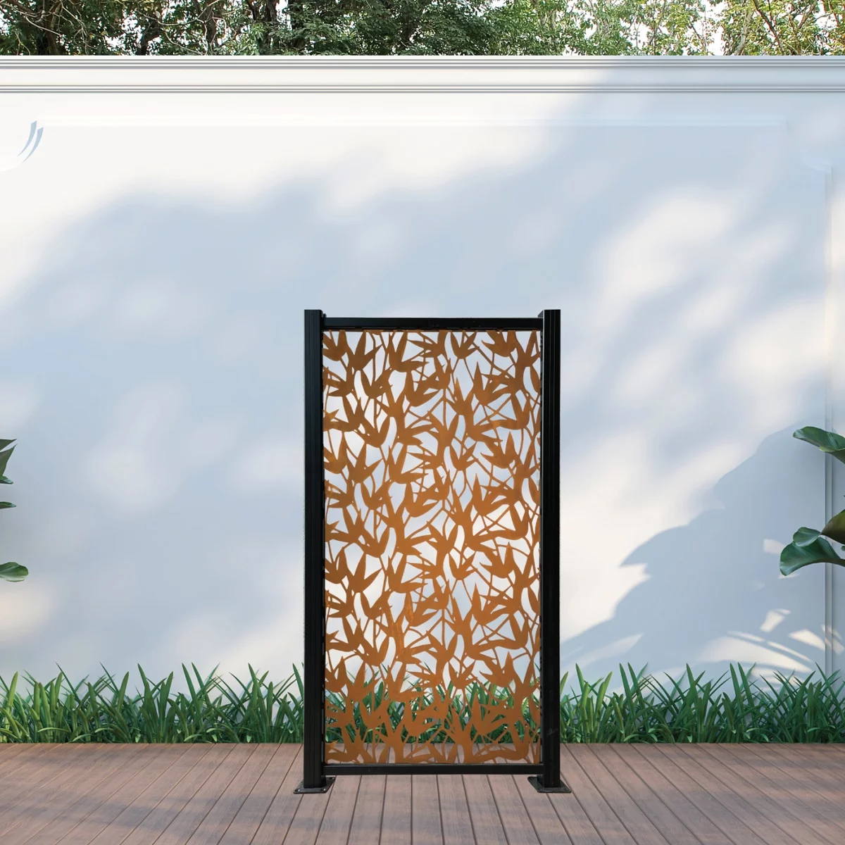 Outdoor-Paravent mit interessantem dekorativem Muster und Metallrahmen