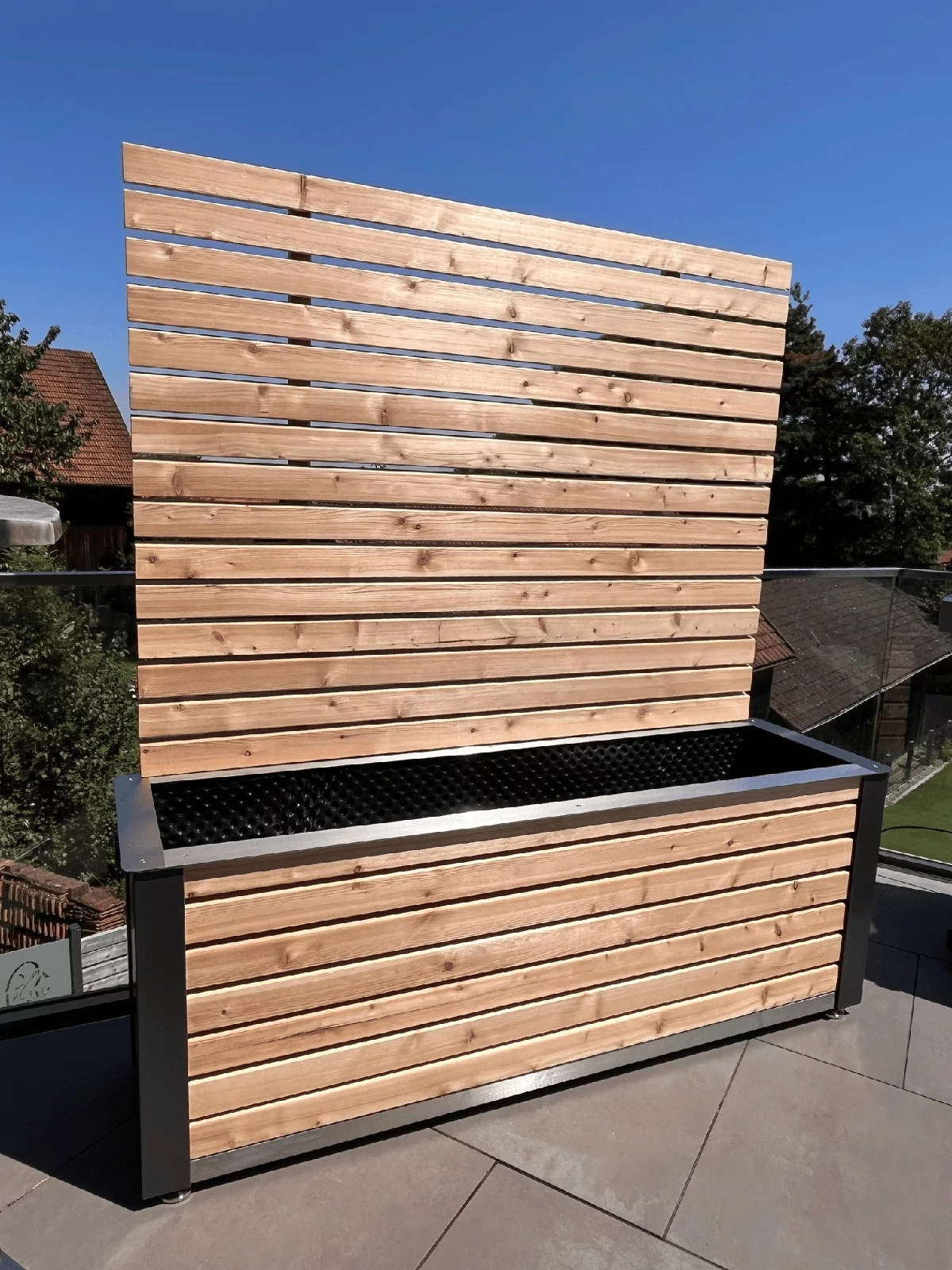 Dieser Paravent aus Holz mit Blumenkasten bietet perfekten Sichtschutz Garten