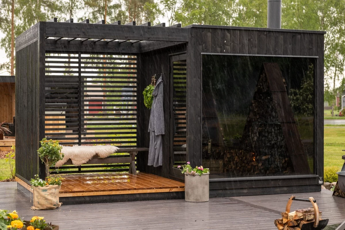 eine gemütliche Sitzecke im Garten mit Sichtschutz