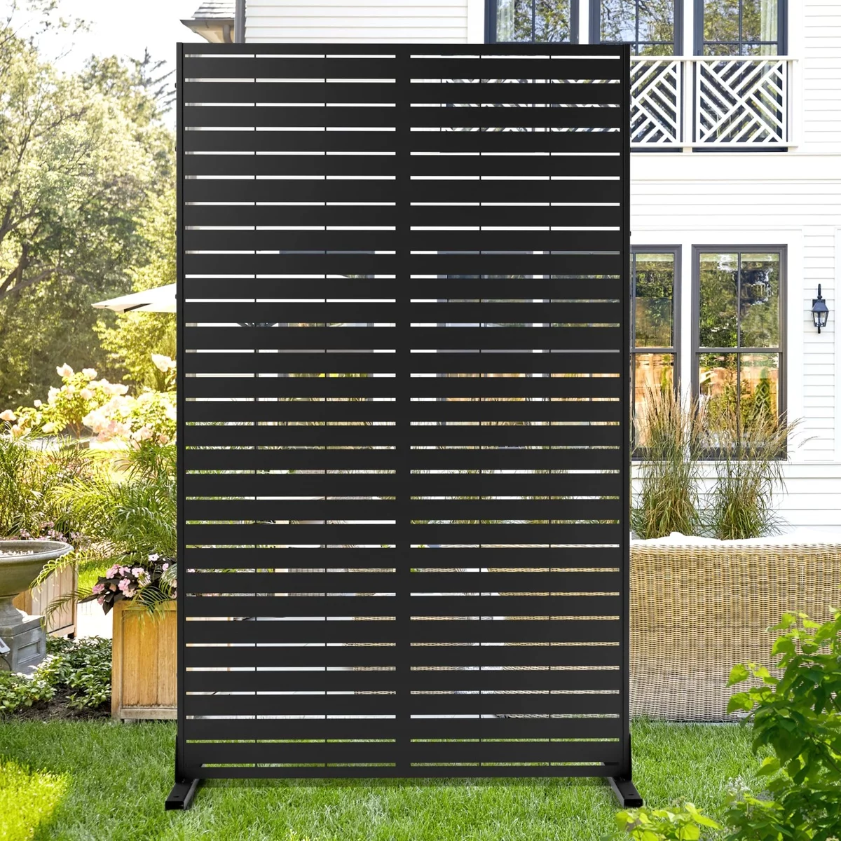 Sichtschutz Garten - hoher schwarzer Outdoor-Paravent stopp fremde Blicke