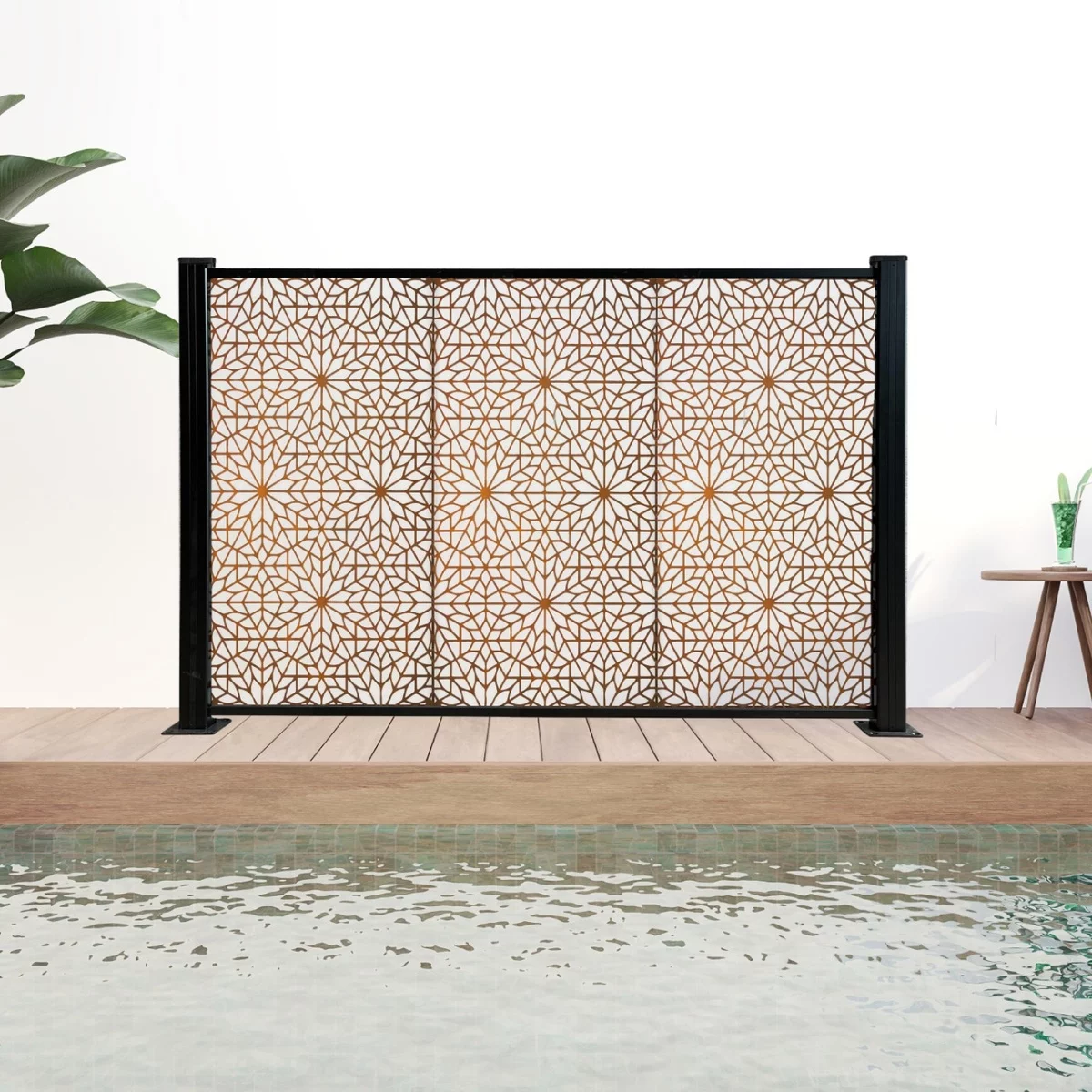 Outdoor-Paravent neben dem Gartenpool eingesetzt -dekorative Funktion