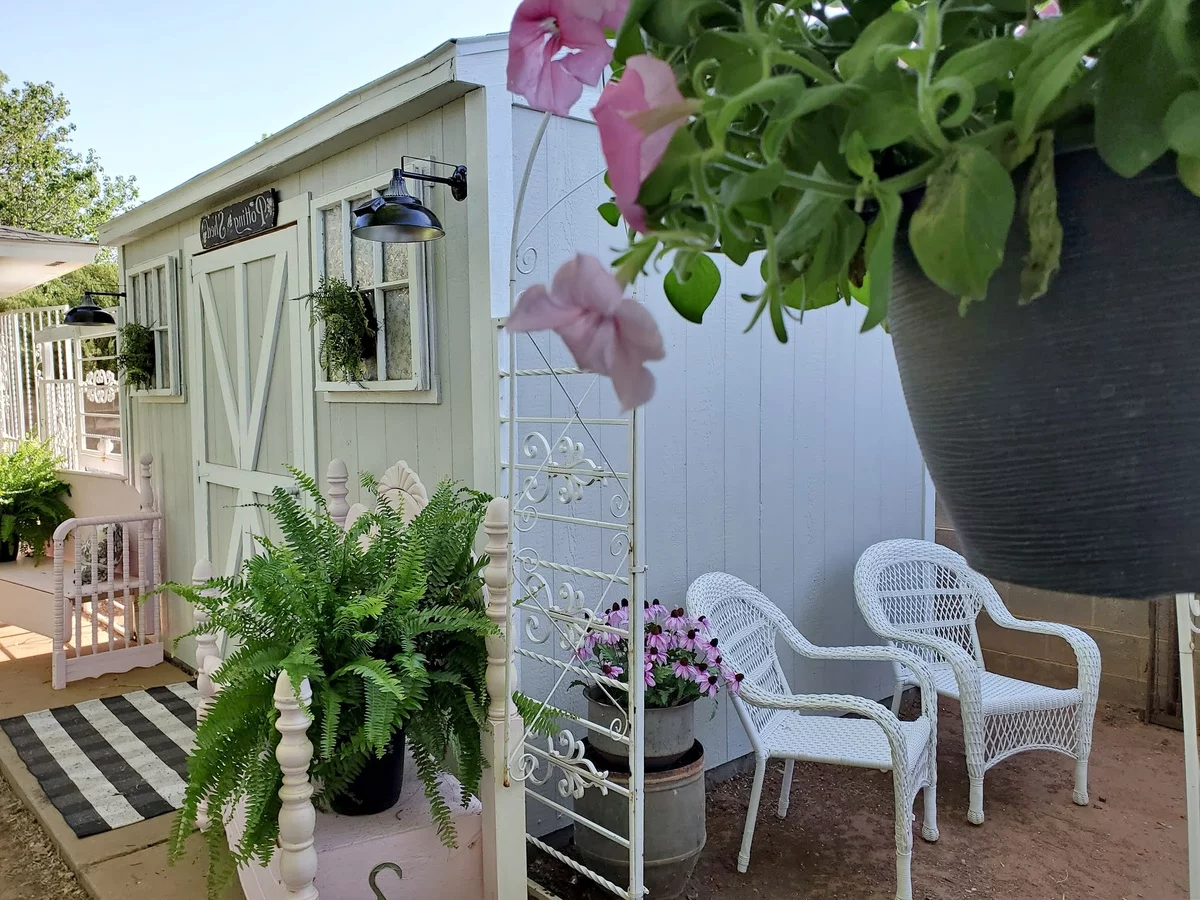 Shabby Chic Stil im Outdoor-bereich alte Möbel und viel Grün 