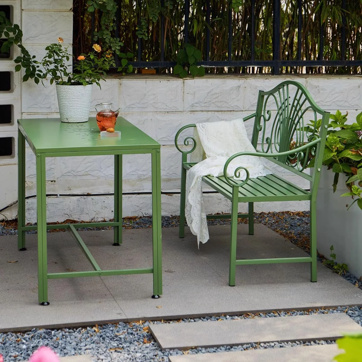 grüner Tisch und grüne Sitzbank im Shabby Chic Garten