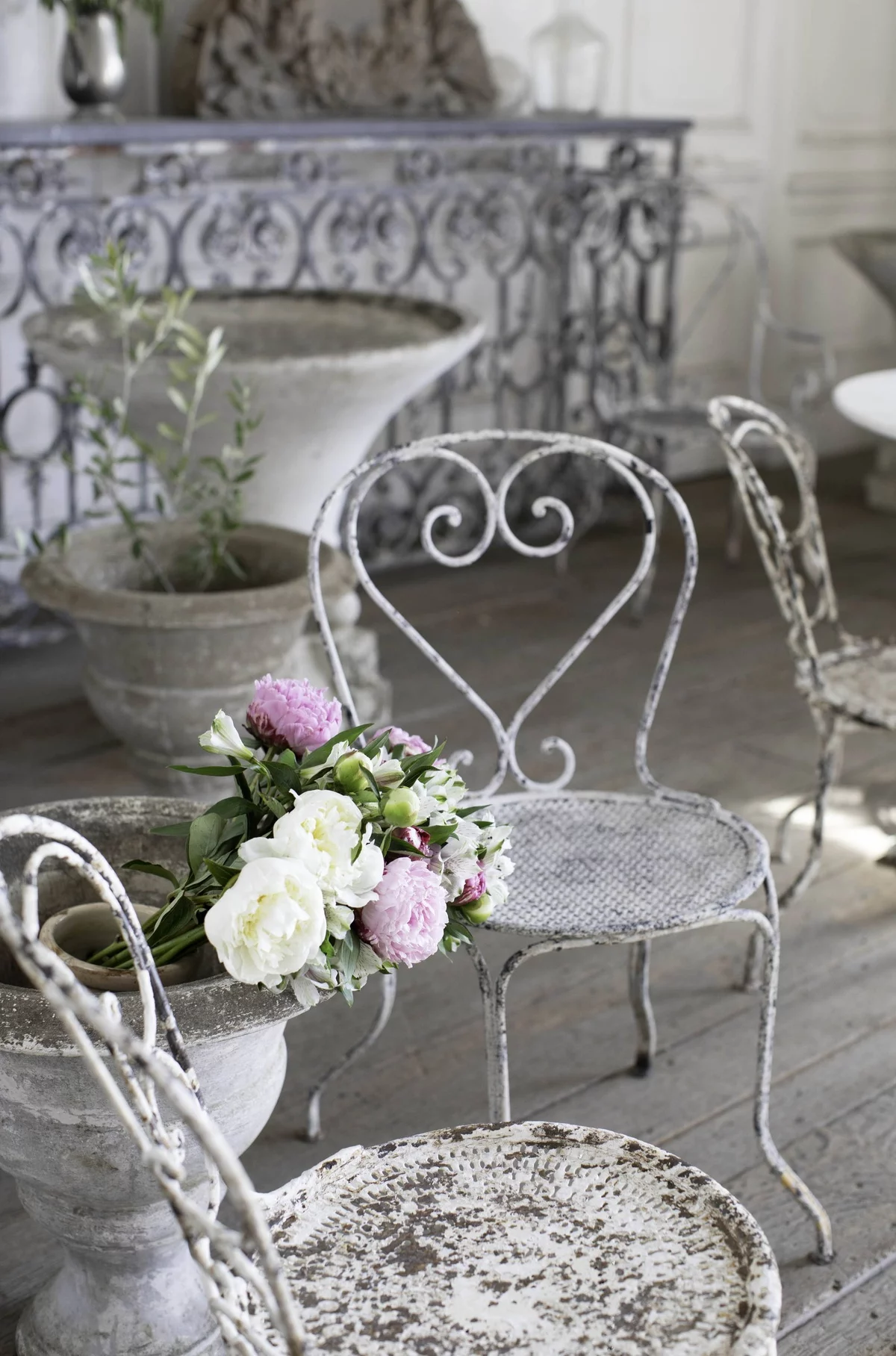 alte Stühle aus Metall mit sehbaren Spuren der Abnutzung 