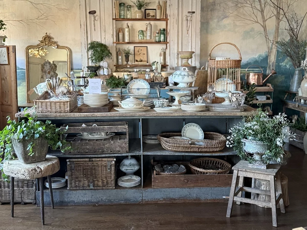 Schrank mit Küchenuntensilien im Shabby Chic Style 