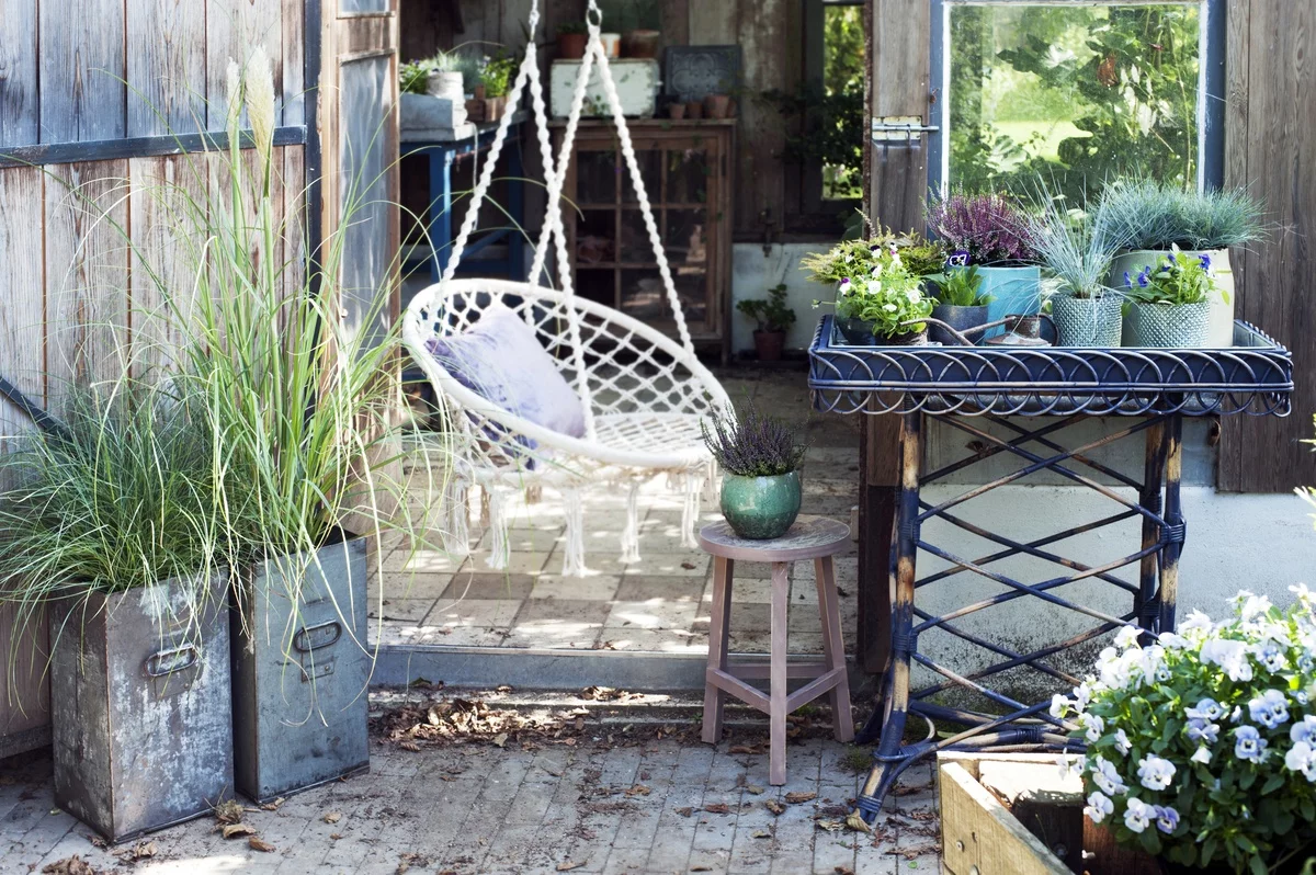 Hängeschaukel im Shabby Chic Garten - viel Grün ringsum 