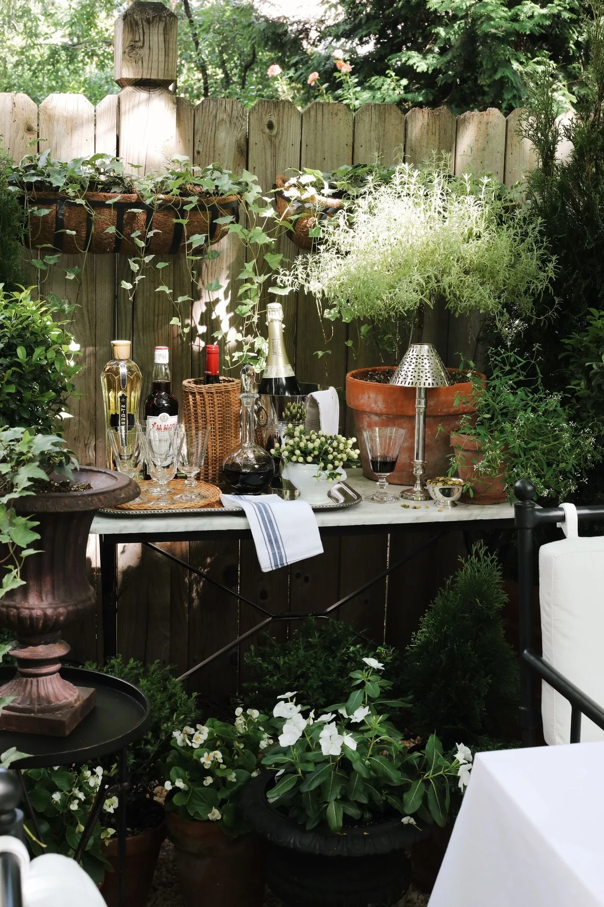 gedeckter Tisch mit verschiedenen Getränken im Shabby Chic Garten 