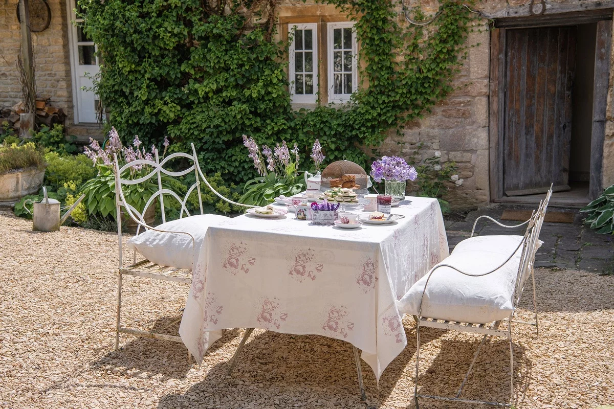 gedeckter Tisch und zwei Sitzbänke aus Metall 