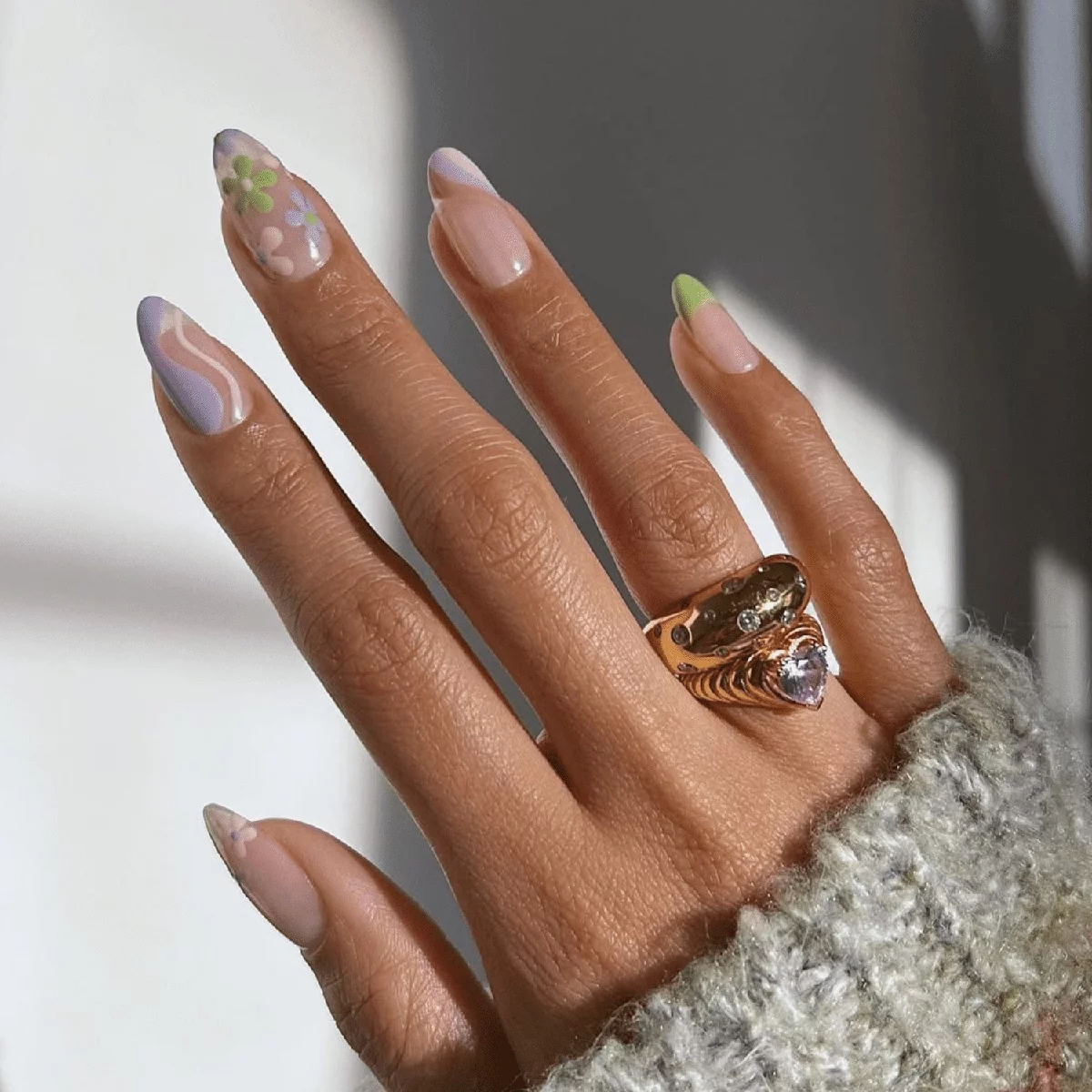 schön dekorierte Frühlingsnägel 2025 in zarten Farben 