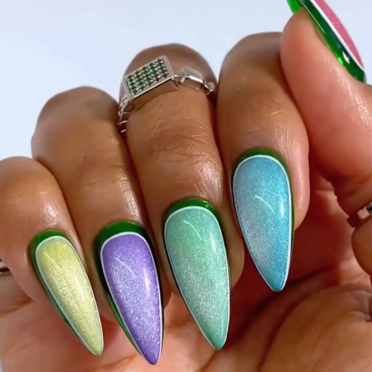 spitze Nägel in verschiedenen Farben - Frühlingsnägel 2025 