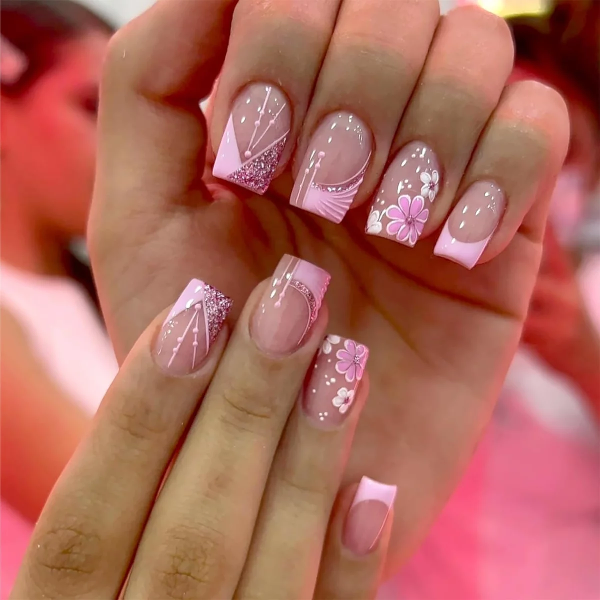 Manilüre in zarten Rosanuancen und Frühlingsblüten 