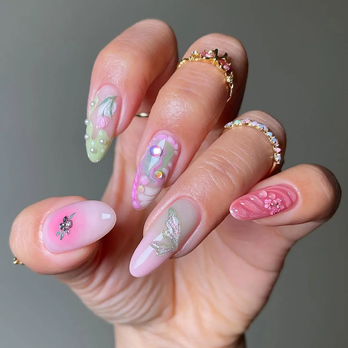 Frühlingsnägel 2025 in zarten Rosanuancen und mit Steinchen dekoriert